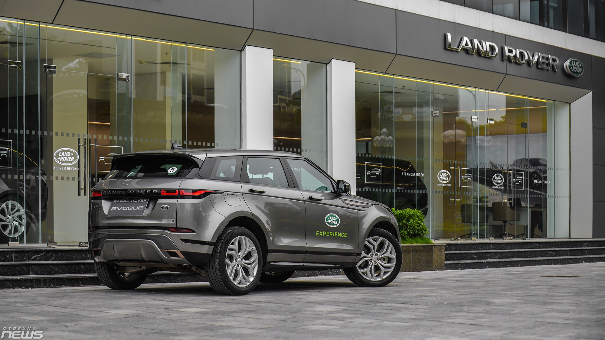 Cận cảnh Range Rover Evoque R-Dynamic SE giá 4,35 tỷ đồng tại Việt Nam Cận cảnh Range Rover Evoque R-Dynamic SE giá 4,35 tỷ đồng tại Việt Nam