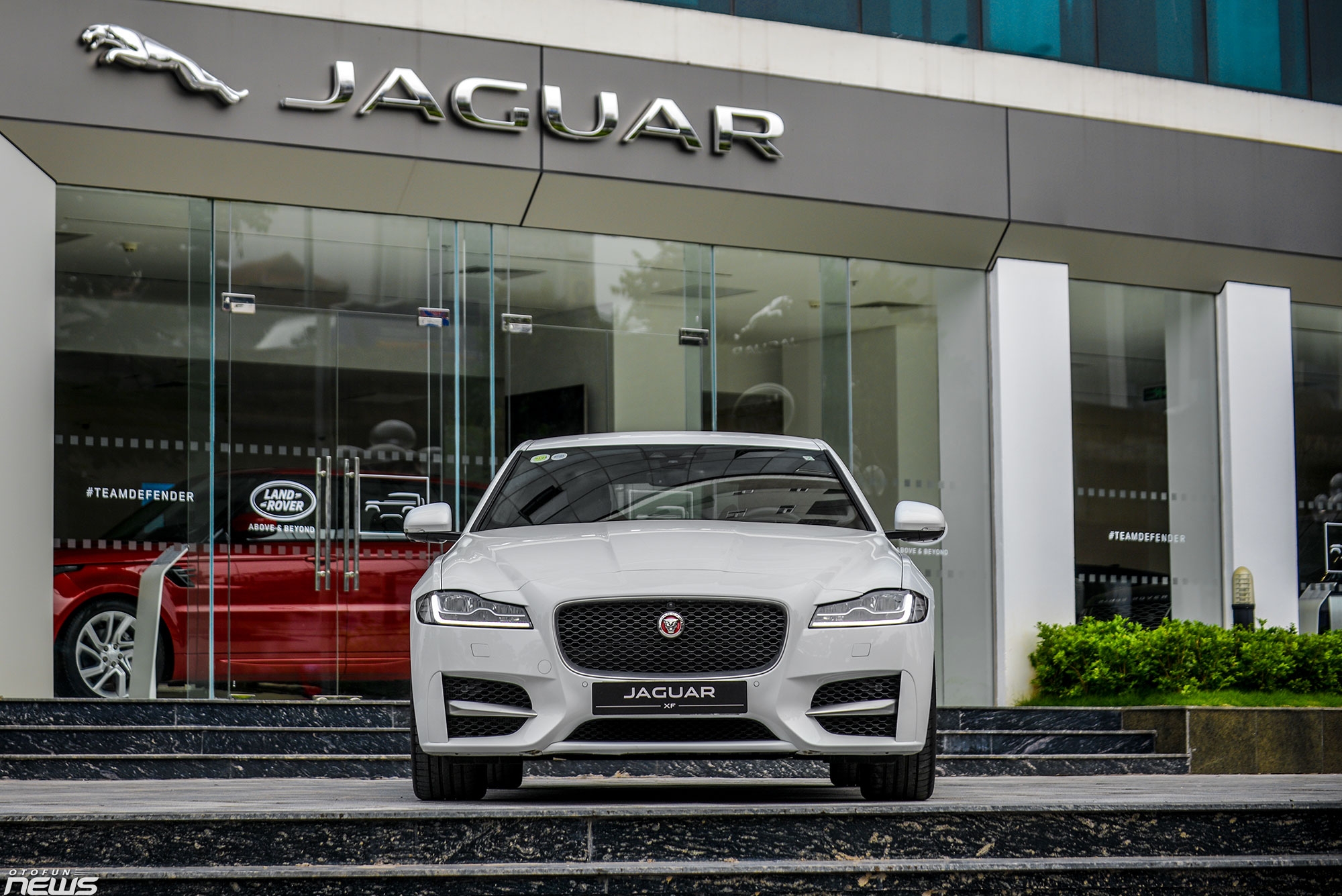 Khám phá sedan thể thao Jaguar XF R-Sport giá từ 2,7 tỷ