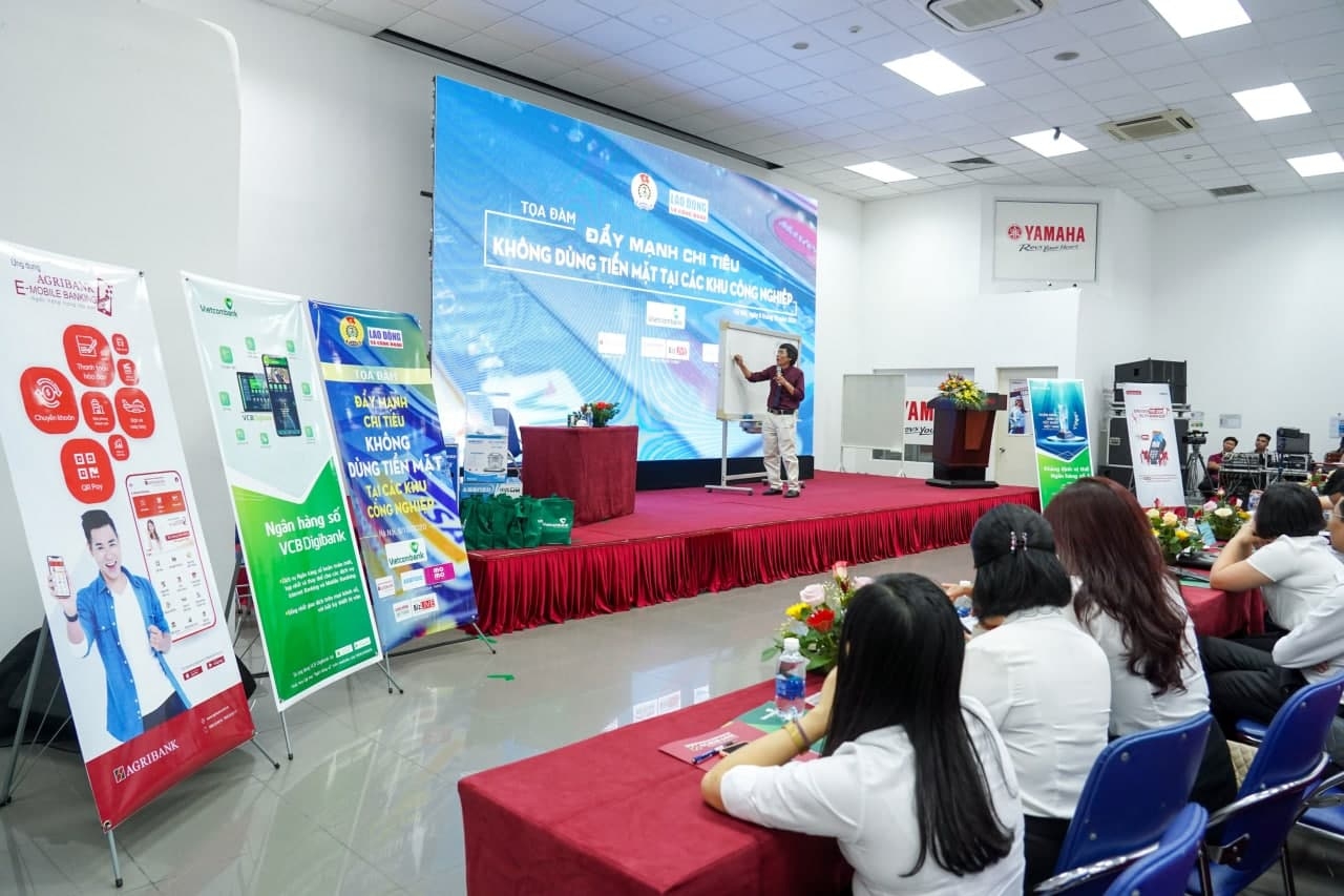 Đẩy mạnh chi tiêu không dùng tiền mặt: "Biến hiện tượng thành xu hướng"