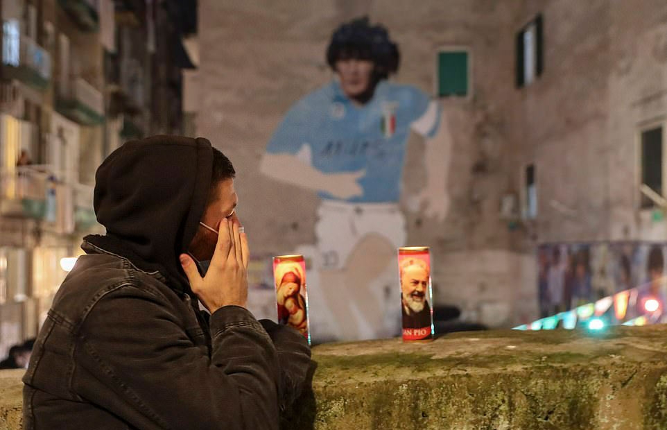 Pele hẹn Maradona cùng chơi bóng trên thiên đường, Napoli đổi tên sân để tri ân Pele hẹn Maradona cùng chơi bóng trên thiên đường, Napoli đổi tên sân để tri ân