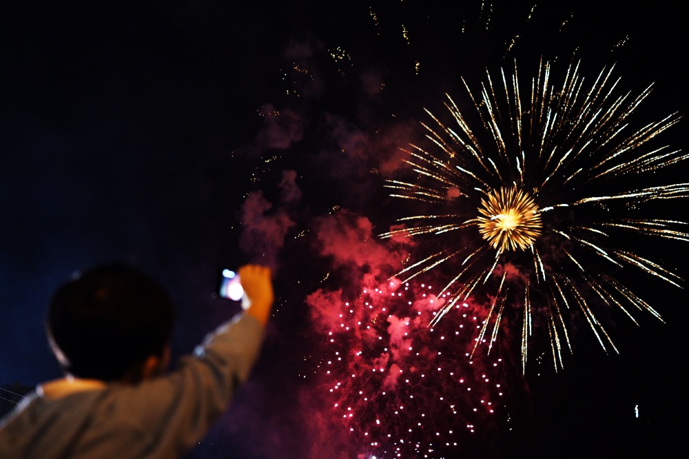 Người dân được đốt pháo hoa hay pháo hoa nổ? Người dân được đốt pháo hoa hay pháo hoa nổ?