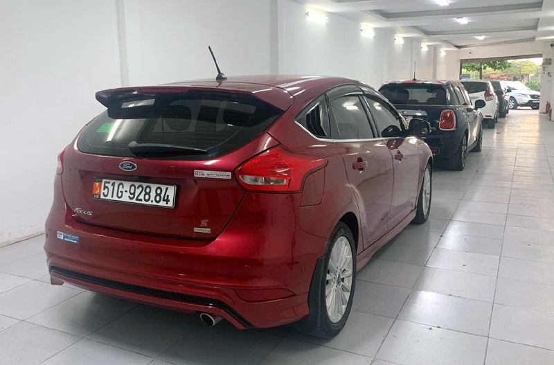 Dân Hà Nội đổ xô vào Sài Gòn tìm mua ô tô cũ do khan hàng dịp cuối năm