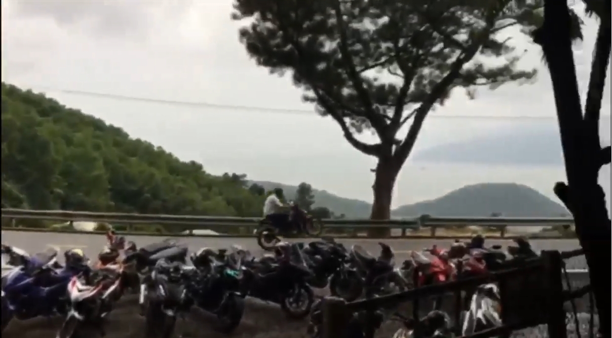 Bốc đầu xe trên đèo Hải Vân, nhóm bạn trẻ đang "trêu ngươi" tử thần boc dau xe tren deo hai van nhom ban tre dang treu nguoi tu than