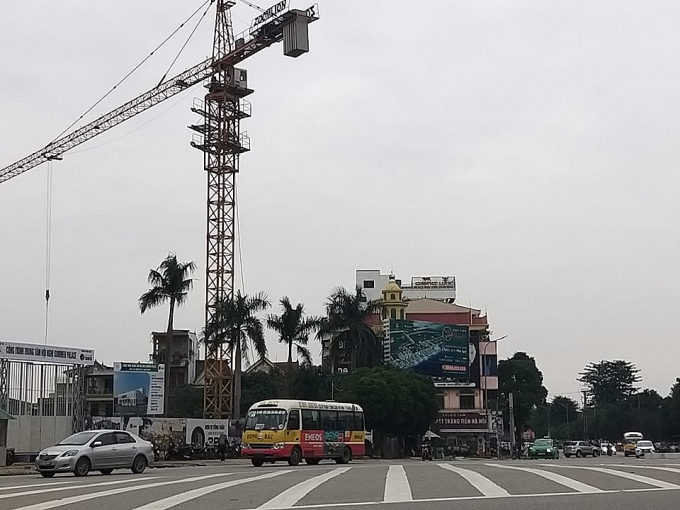 "Bất an" về cần cẩu tháp treo lơ lửng trên đầu người đi đường nghe an can cau thap treo lo lung tren dau nguoi di duong