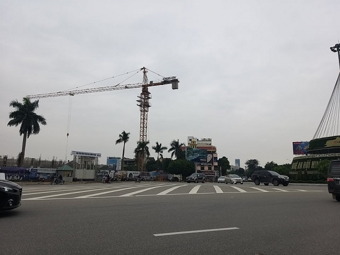 "Bất an" về cần cẩu tháp treo lơ lửng trên đầu người đi đường nghe an can cau thap treo lo lung tren dau nguoi di duong