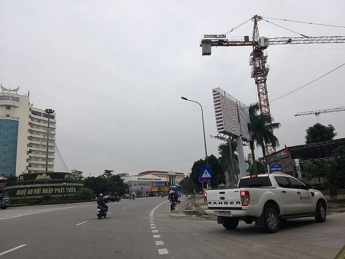 "Bất an" về cần cẩu tháp treo lơ lửng trên đầu người đi đường nghe an can cau thap treo lo lung tren dau nguoi di duong