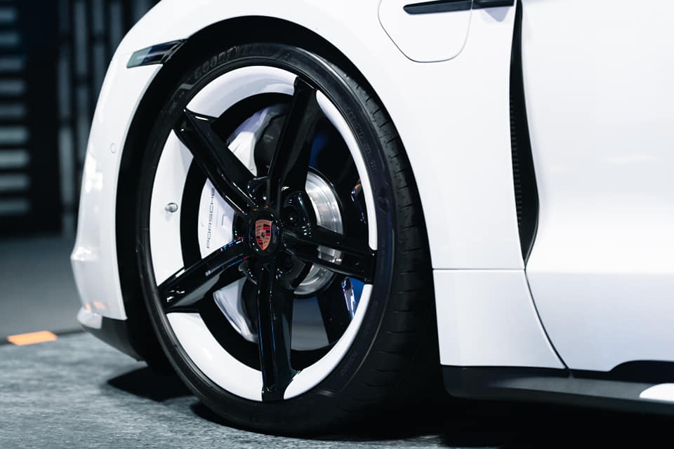 porsche gioi thieu taycan tai singapore