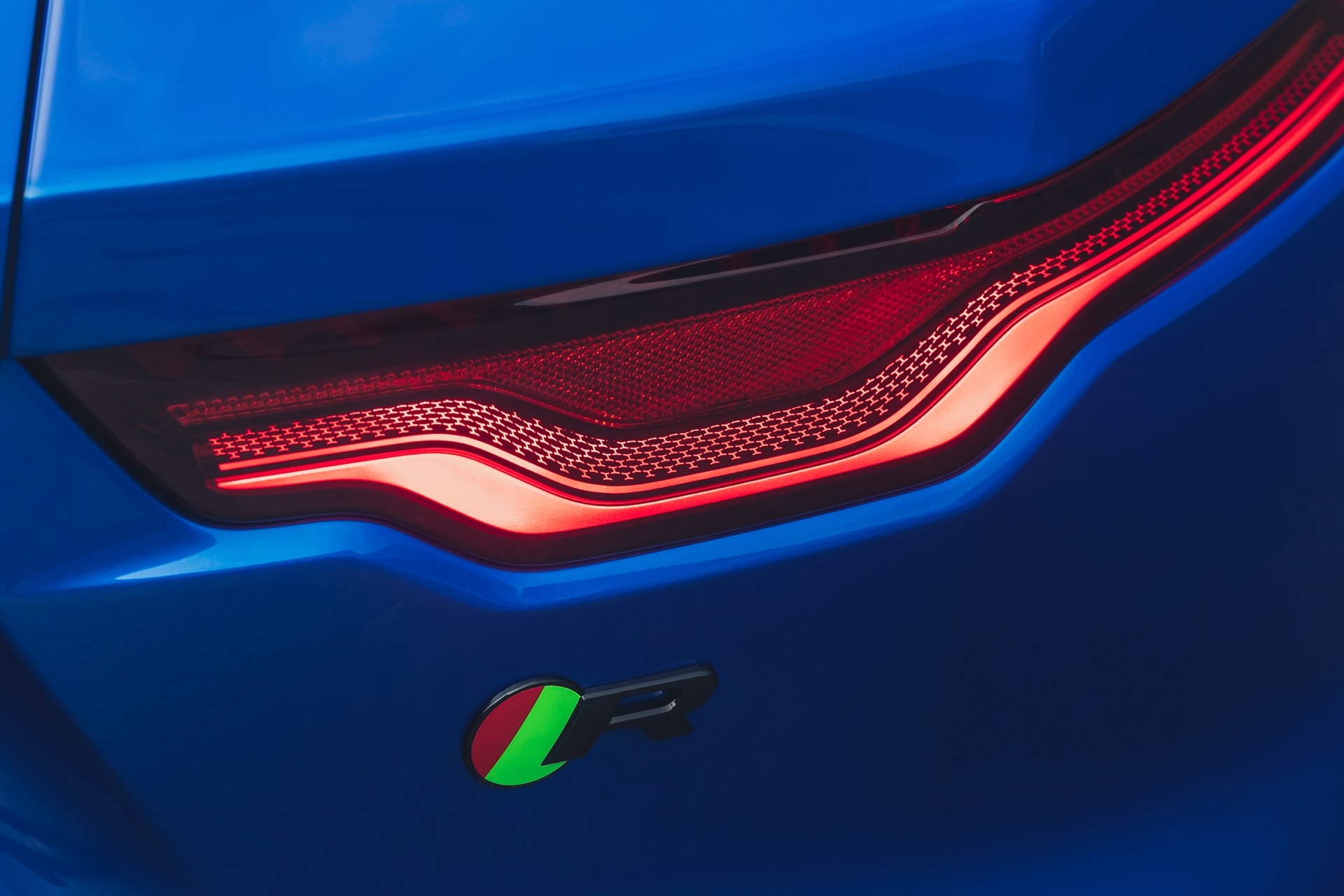 jaguar gioi thieu f type phien ban nang cap