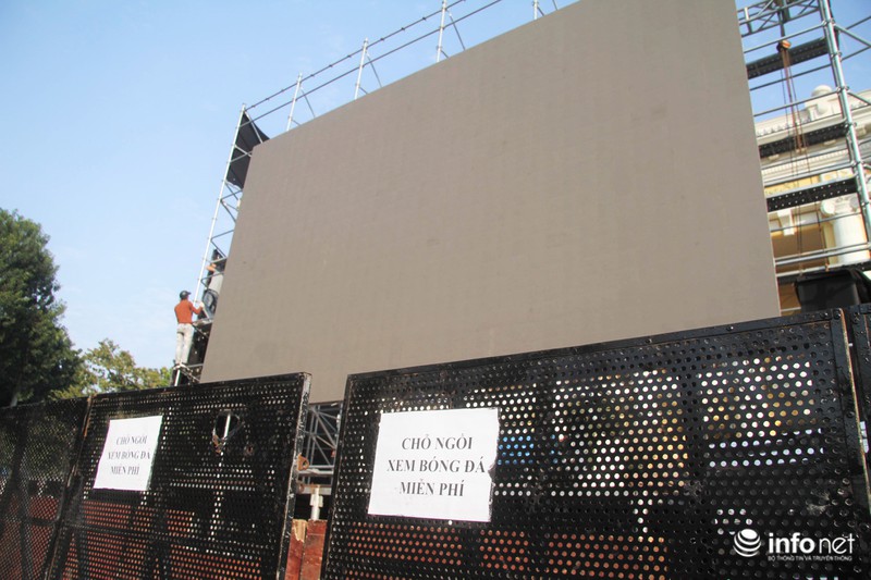 Cận cảnh 3 màn hình khủng trước Nhà hát Lớn Hà Nội phục vụ trận khán giả xem bóng can canh 3 man hinh khung truoc nha hat lon ha noi phuc vu tran khan gia xem bong