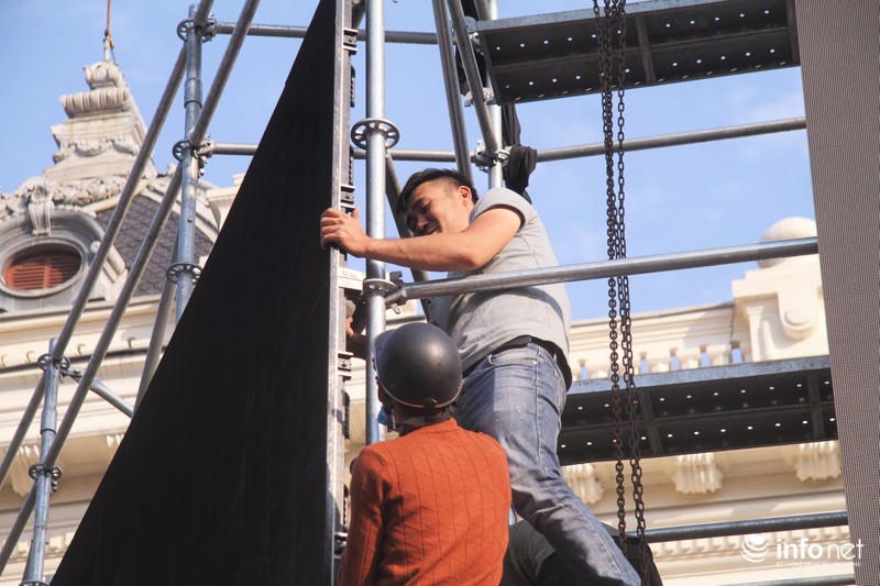 Cận cảnh 3 màn hình khủng trước Nhà hát Lớn Hà Nội phục vụ trận khán giả xem bóng can canh 3 man hinh khung truoc nha hat lon ha noi phuc vu tran khan gia xem bong