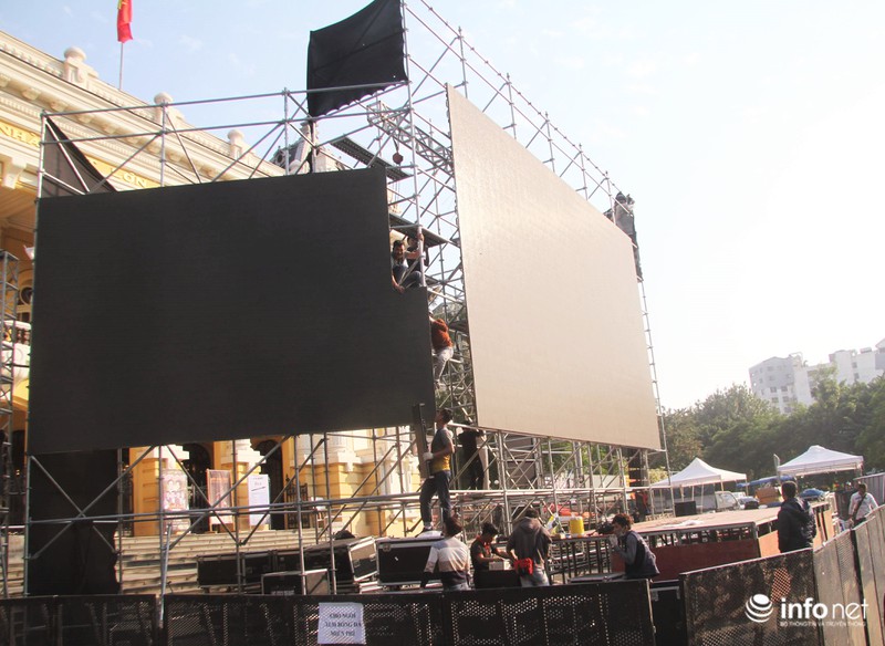 Cận cảnh 3 màn hình khủng trước Nhà hát Lớn Hà Nội phục vụ trận khán giả xem bóng can canh 3 man hinh khung truoc nha hat lon ha noi phuc vu tran khan gia xem bong