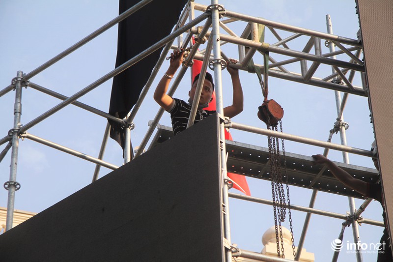 Cận cảnh 3 màn hình khủng trước Nhà hát Lớn Hà Nội phục vụ trận khán giả xem bóng can canh 3 man hinh khung truoc nha hat lon ha noi phuc vu tran khan gia xem bong