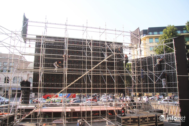 Cận cảnh 3 màn hình khủng trước Nhà hát Lớn Hà Nội phục vụ trận khán giả xem bóng can canh 3 man hinh khung truoc nha hat lon ha noi phuc vu tran khan gia xem bong