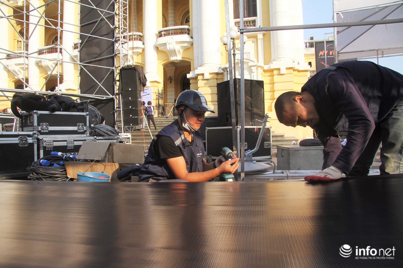 Cận cảnh 3 màn hình khủng trước Nhà hát Lớn Hà Nội phục vụ trận khán giả xem bóng can canh 3 man hinh khung truoc nha hat lon ha noi phuc vu tran khan gia xem bong