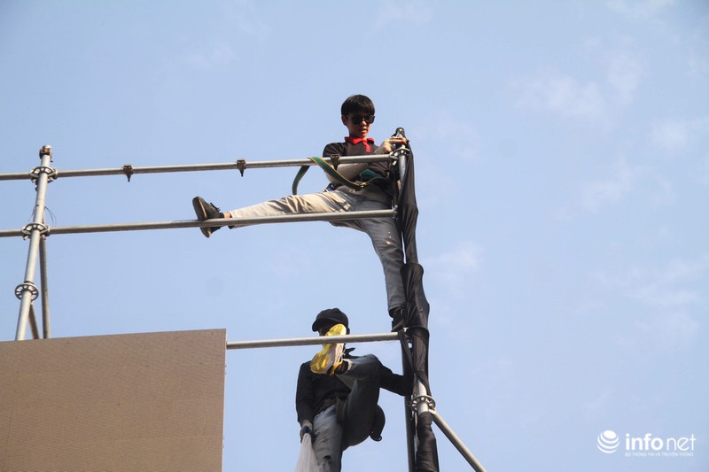 Cận cảnh 3 màn hình khủng trước Nhà hát Lớn Hà Nội phục vụ trận khán giả xem bóng can canh 3 man hinh khung truoc nha hat lon ha noi phuc vu tran khan gia xem bong