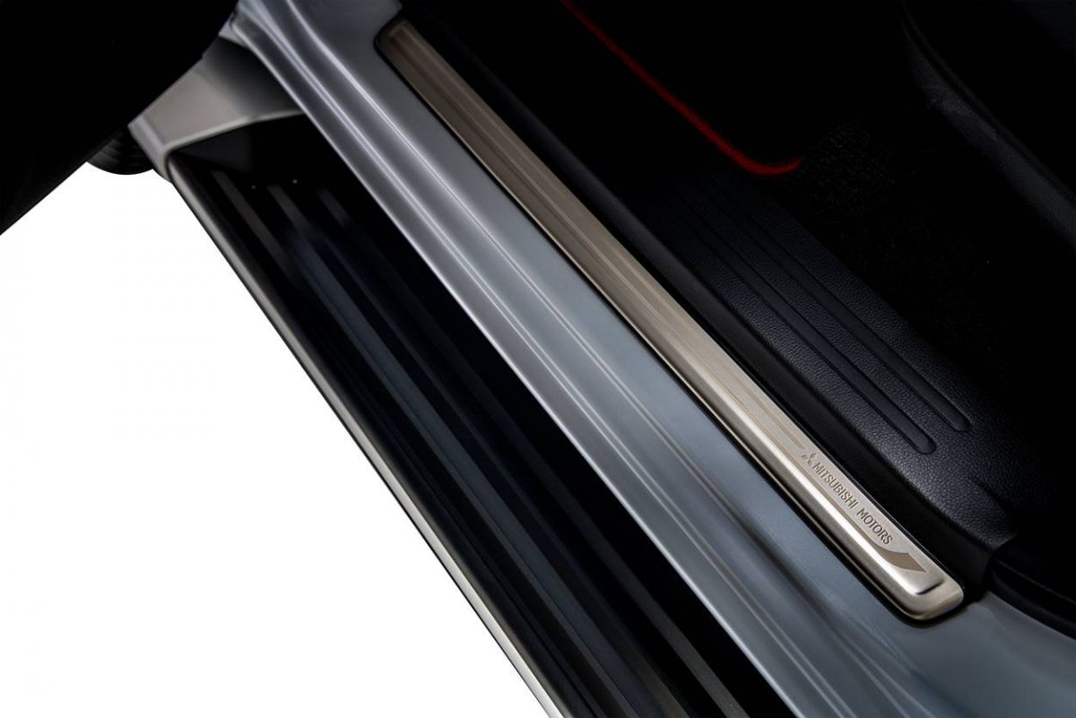 mitsubishi triton phien ban gioi han chi 120 xe tai malaysia