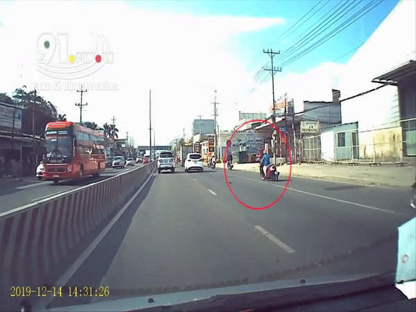 Thót tim pha ngủ gật của “nữ Ninja” băng cắt 3 làn đường, suýt đâm trúng dải phân cách