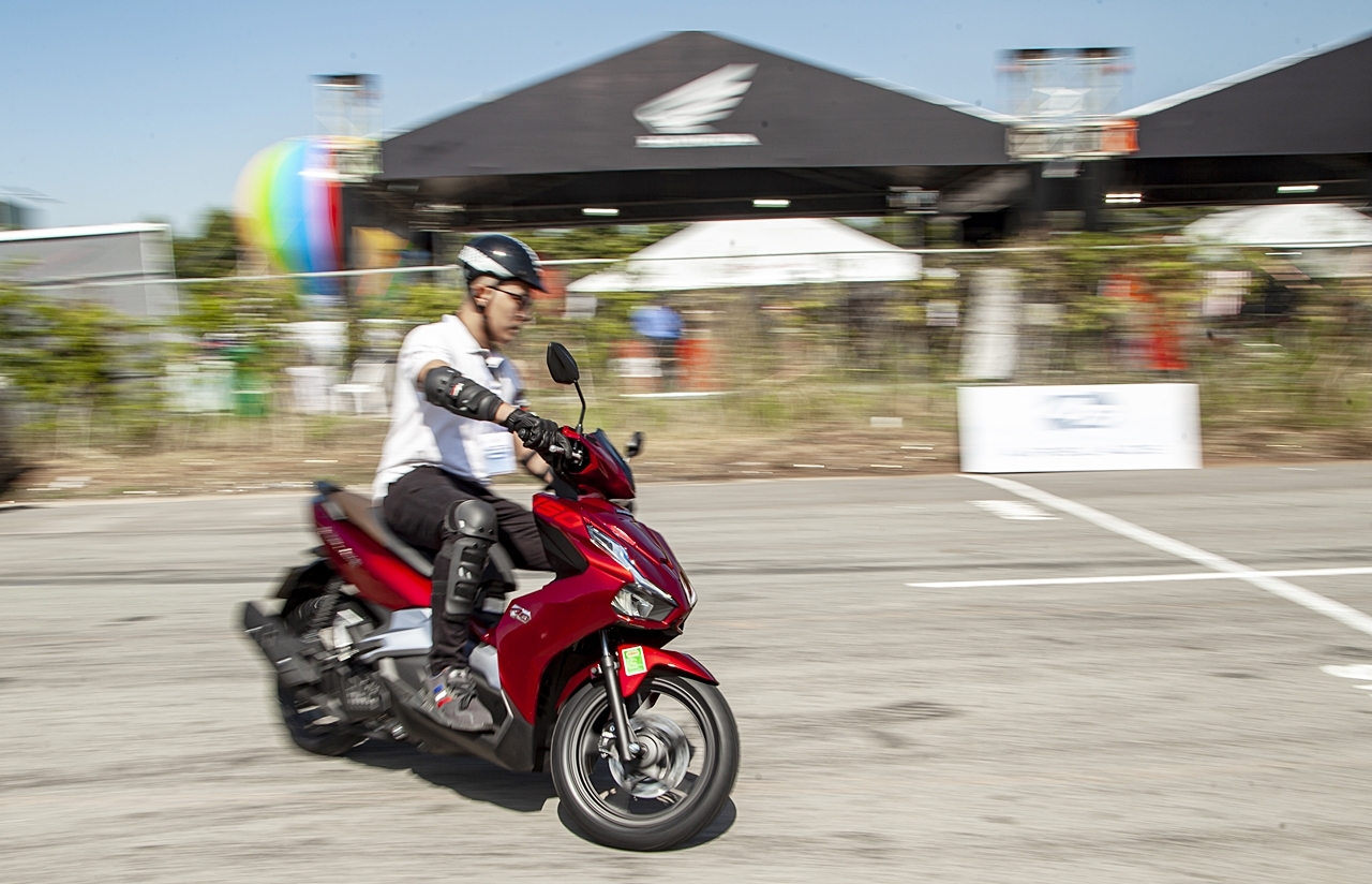 can canh xe ga quoc dan honda air blade the he moi