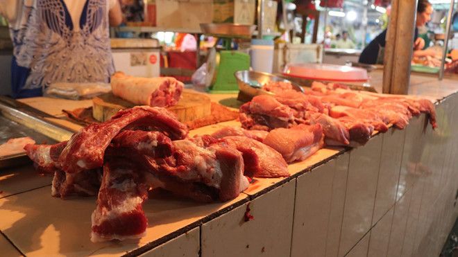 Sốc vì thịt heo lên 200.000 đồng/kg, công nhân thay thịt bằng… cá khô Sốc vì thịt heo lên 200.000 đồng/kg, công nhân thay thịt bằng… cá khô