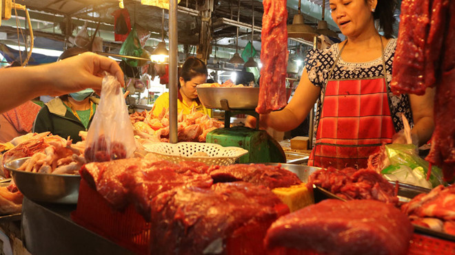 Sốc vì thịt heo lên 200.000 đồng/kg, công nhân thay thịt bằng… cá khô Sốc vì thịt heo lên 200.000 đồng/kg, công nhân thay thịt bằng… cá khô