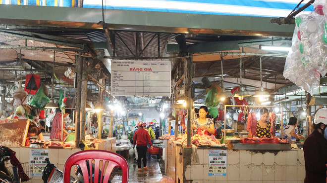 Sốc vì thịt heo lên 200.000 đồng/kg, công nhân thay thịt bằng… cá khô Sốc vì thịt heo lên 200.000 đồng/kg, công nhân thay thịt bằng… cá khô