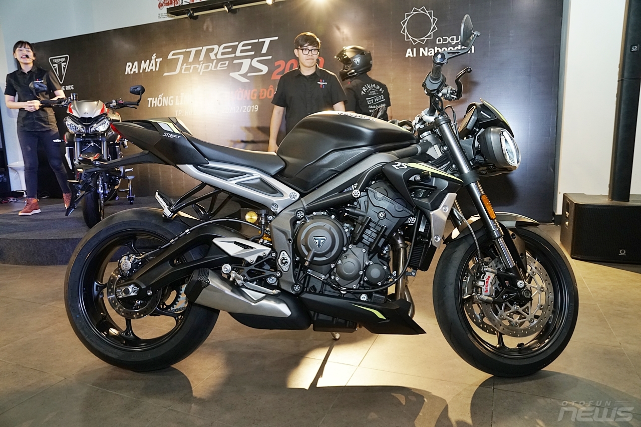 mo to duong pho street triple rs 2020 co gia 435 trieu dong