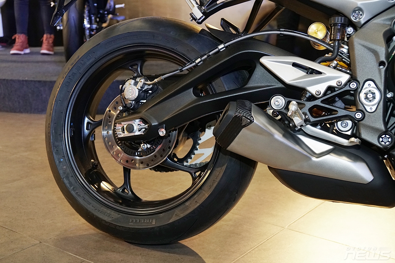 mo to duong pho street triple rs 2020 co gia 435 trieu dong