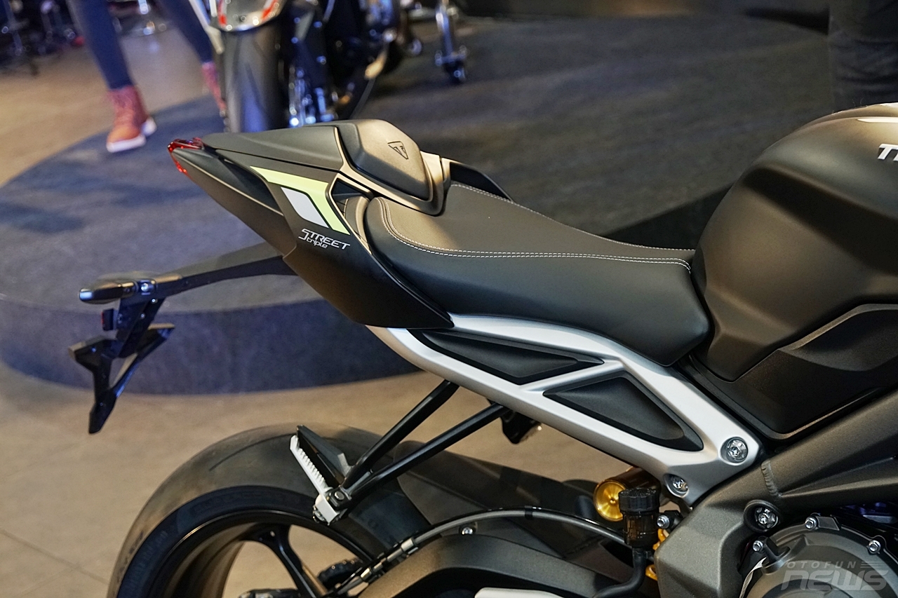 mo to duong pho street triple rs 2020 co gia 435 trieu dong