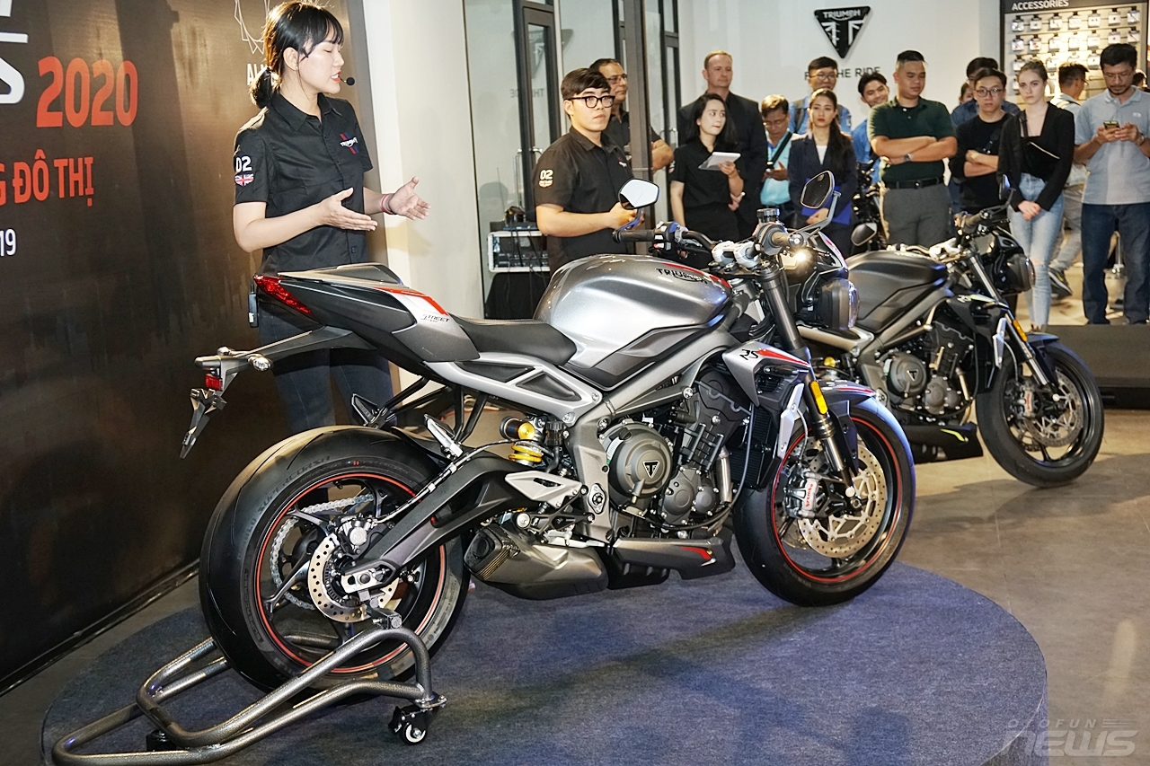 mo to duong pho street triple rs 2020 co gia 435 trieu dong