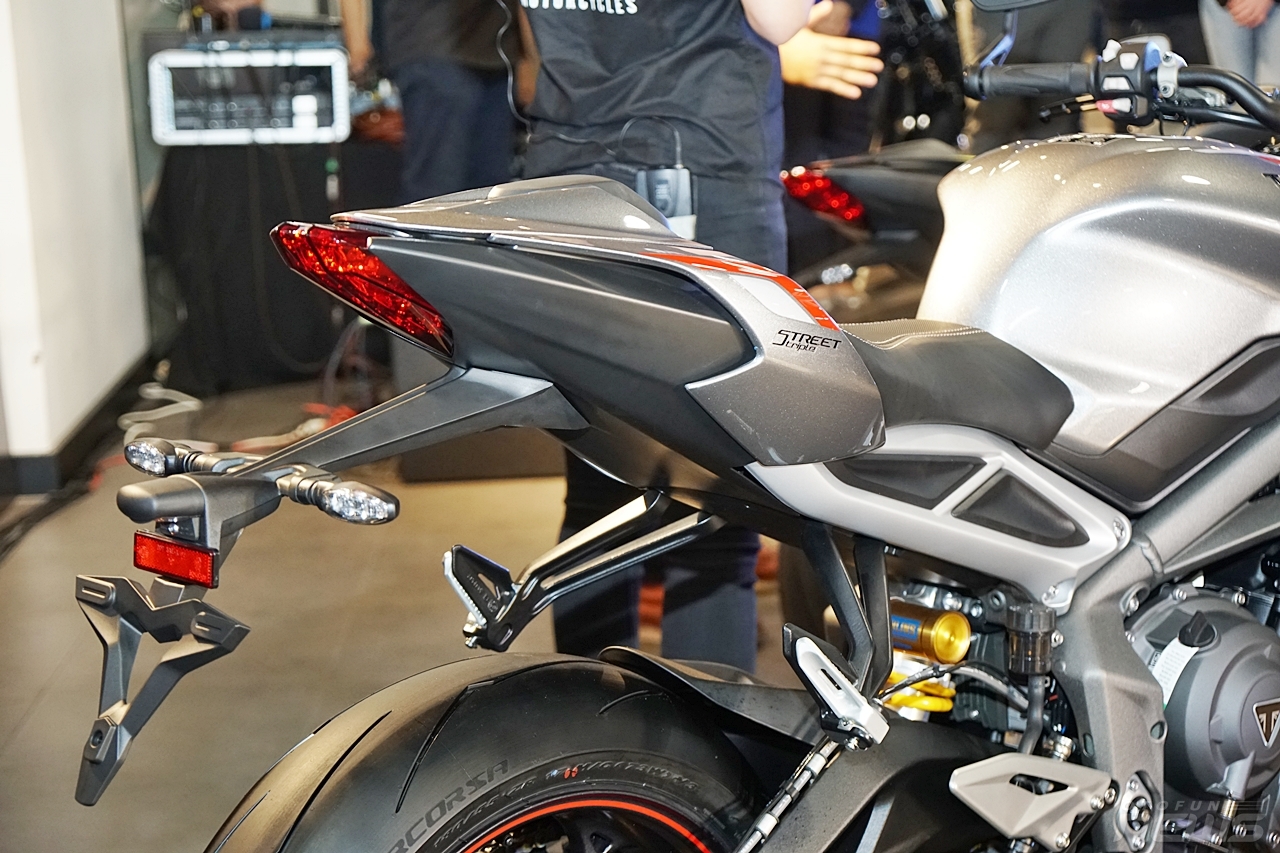 mo to duong pho street triple rs 2020 co gia 435 trieu dong