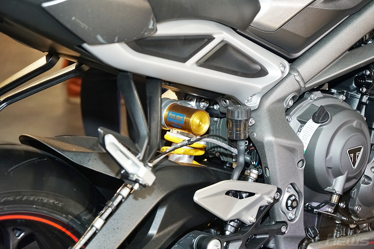 mo to duong pho street triple rs 2020 co gia 435 trieu dong