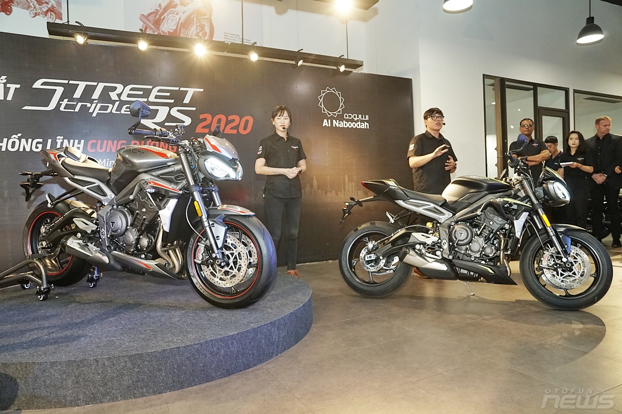 mo to duong pho street triple rs 2020 co gia 435 trieu dong