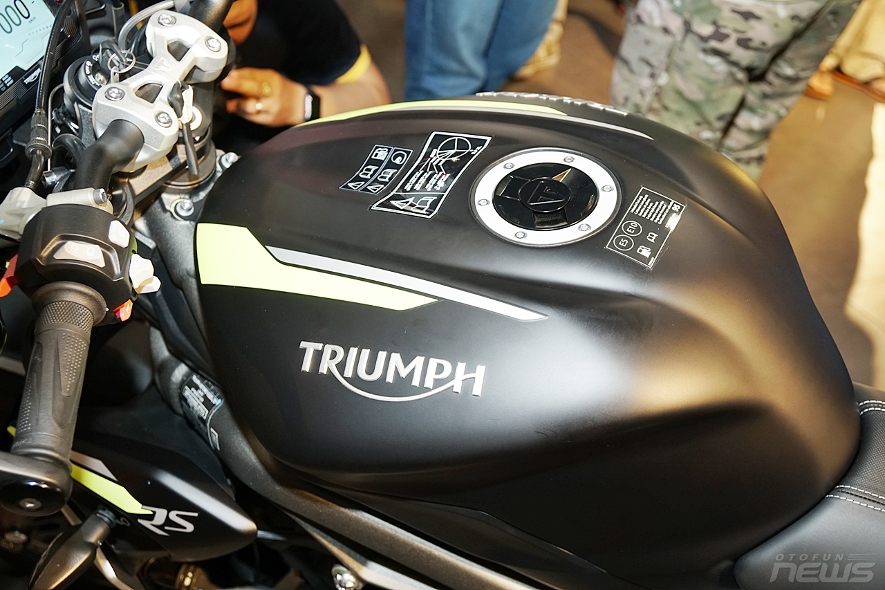 mo to duong pho street triple rs 2020 co gia 435 trieu dong