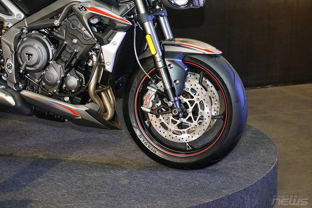 mo to duong pho street triple rs 2020 co gia 435 trieu dong