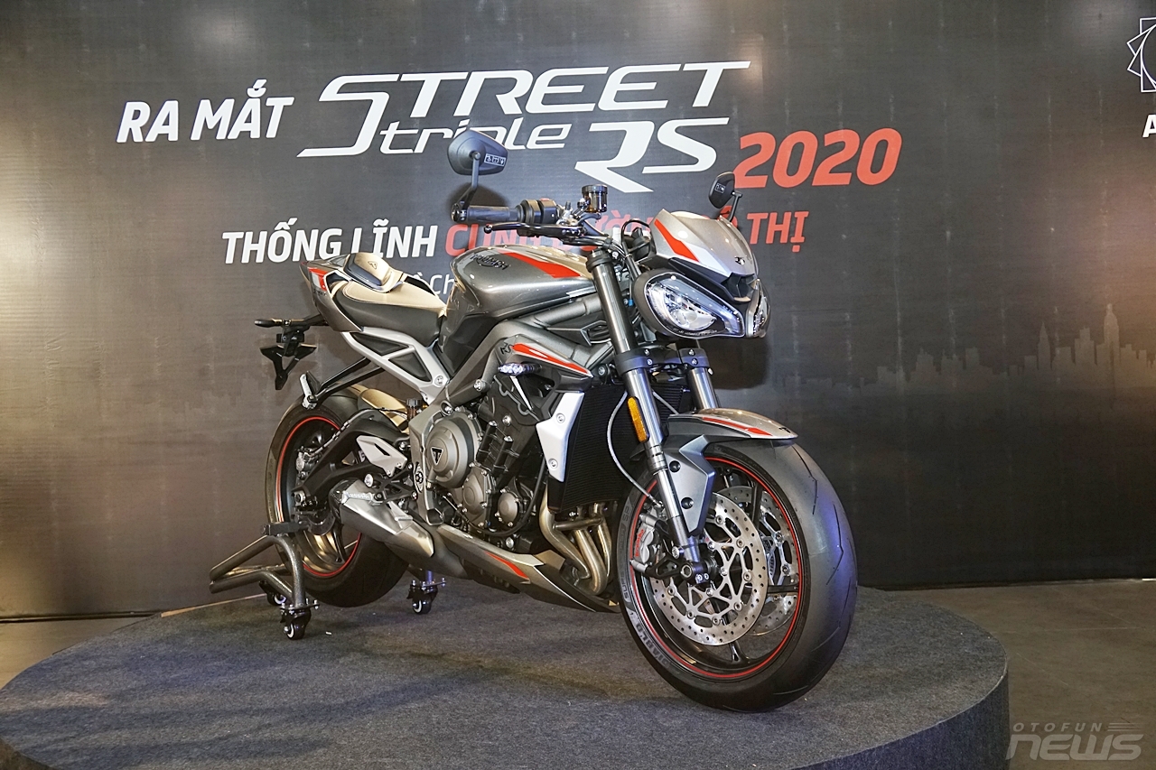 mo to duong pho street triple rs 2020 co gia 435 trieu dong