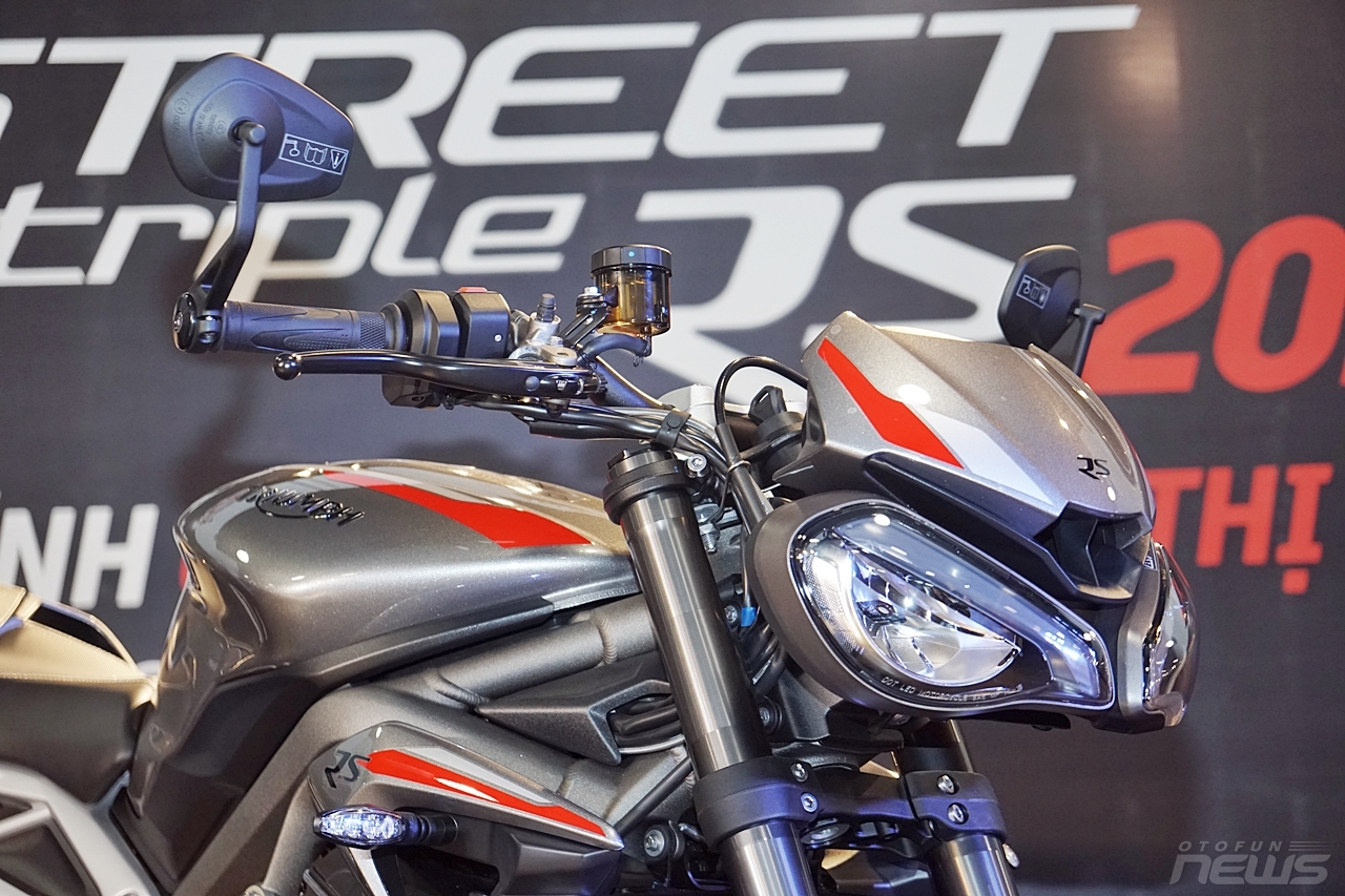 mo to duong pho street triple rs 2020 co gia 435 trieu dong