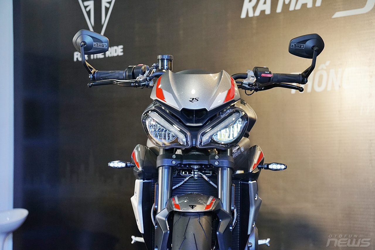 mo to duong pho street triple rs 2020 co gia 435 trieu dong