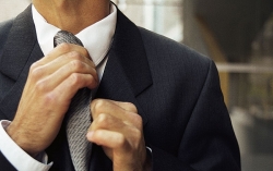 bua com ngo tau cua cong nhan gac chan duong ngang