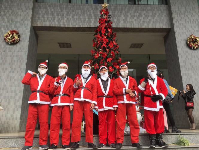 Kiếm tiền dịp Giáng sinh: Nửa triệu đồng/tối đóng giả làm ông già Noel kiem tien dip giang sinh nua trieu dongtoi dong gia lam ong gia noel