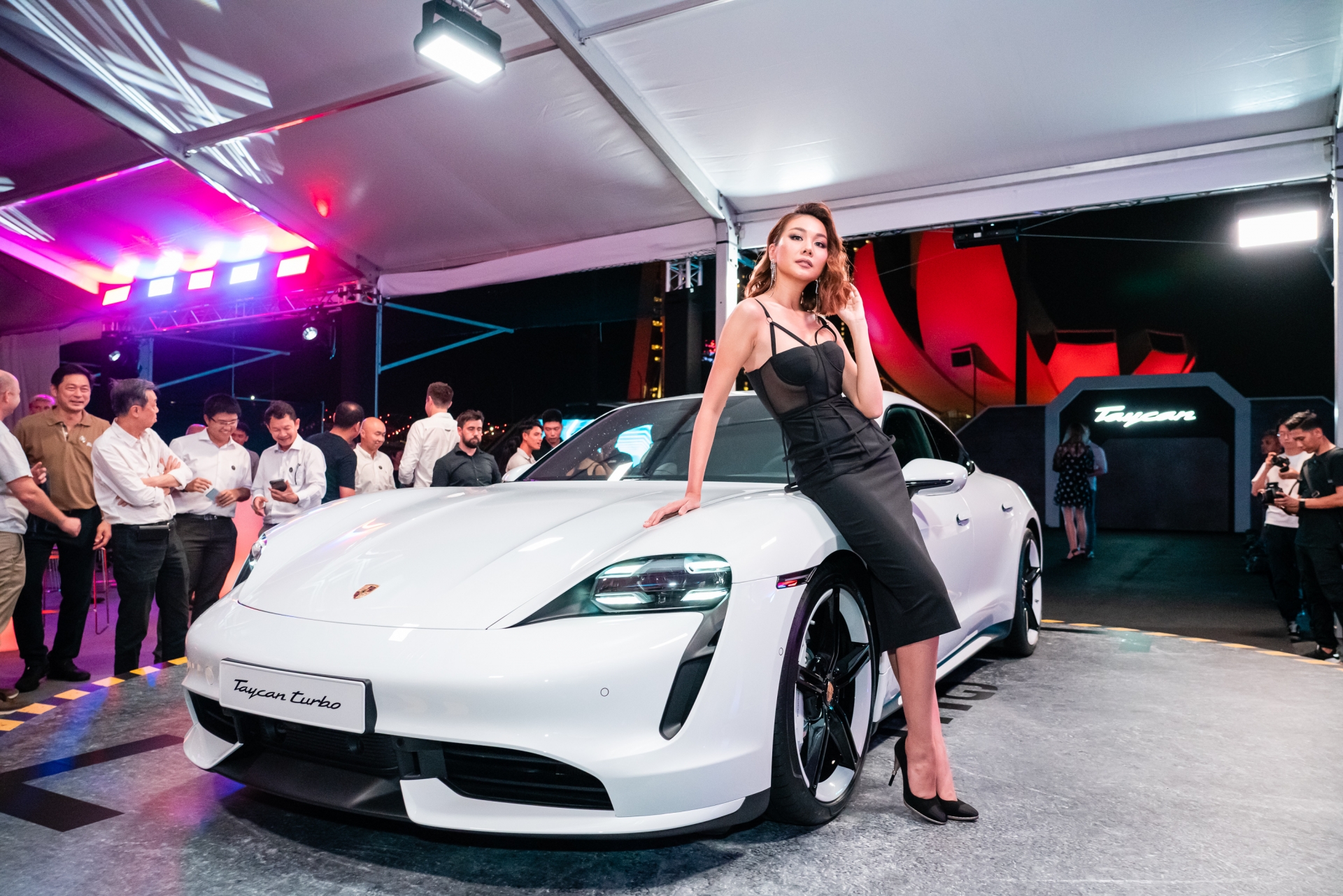 Thanh Hằng, Trọng Hiếu ấn tượng với Porsche Taycan hoàn toàn mới thanh hang trong hieu an tuong voi porsche taycan hoan toan moi