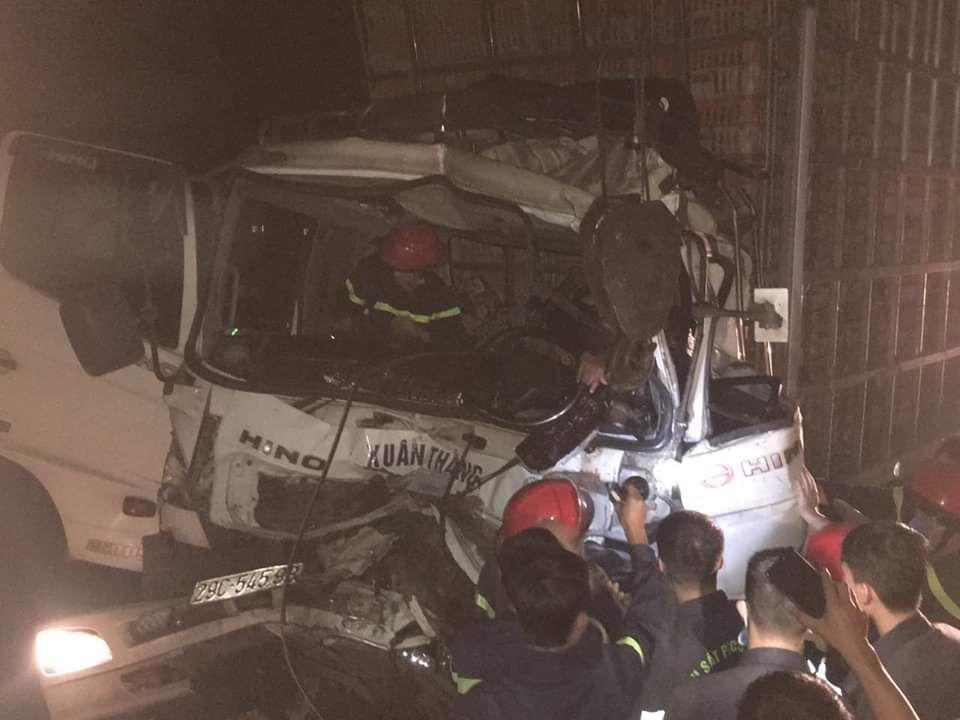 dau xe tai bep dum canh sat cay cua giai cuu lai xe mac ket