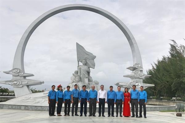 Dâng hương, gắn ảnh liệt sĩ Trần Quốc Trị ở Khu tưởng niệm chiến sĩ Gạc Ma Dâng hương, gắn ảnh liệt sĩ Trần Quốc Trị ở Khu tưởng niệm chiến sĩ Gạc Ma