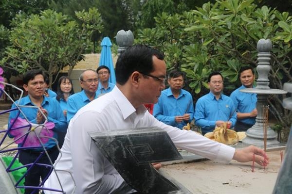 Dâng hương, gắn ảnh liệt sĩ Trần Quốc Trị ở Khu tưởng niệm chiến sĩ Gạc Ma Dâng hương, gắn ảnh liệt sĩ Trần Quốc Trị ở Khu tưởng niệm chiến sĩ Gạc Ma