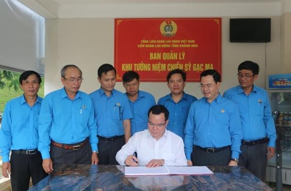 Dâng hương, gắn ảnh liệt sĩ Trần Quốc Trị ở Khu tưởng niệm chiến sĩ Gạc Ma Dâng hương, gắn ảnh liệt sĩ Trần Quốc Trị ở Khu tưởng niệm chiến sĩ Gạc Ma