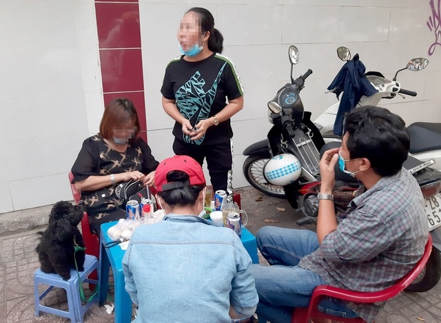 Có cần cân nhắc khi phạt người nhậu trên vỉa hè mà không đeo khẩu trang? Có cần cân nhắc khi phạt người nhậu trên vỉa hè mà không đeo khẩu trang?