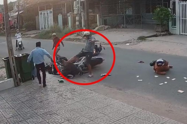 Kẻ côn đồ đạp liên tiếp vào mặt nữ sinh sau va chạm giao thông Kẻ côn đồ đạp liên tiếp vào mặt nữ sinh sau va chạm giao thông