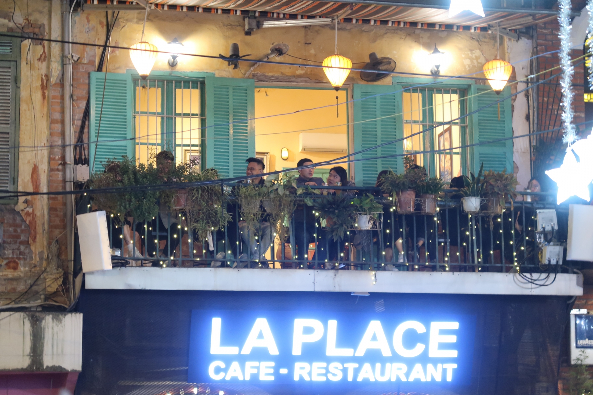 Giáng sinh mùa Covid: Không khí nhộn nhịp khắp đường phố Giáng sinh mùa Covid: Không khí nhộn nhịp khắp đường phố