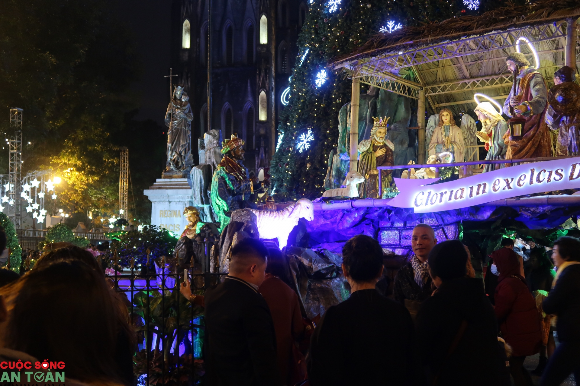 Giáng sinh mùa Covid: Không khí nhộn nhịp khắp đường phố Giáng sinh mùa Covid: Không khí nhộn nhịp khắp đường phố