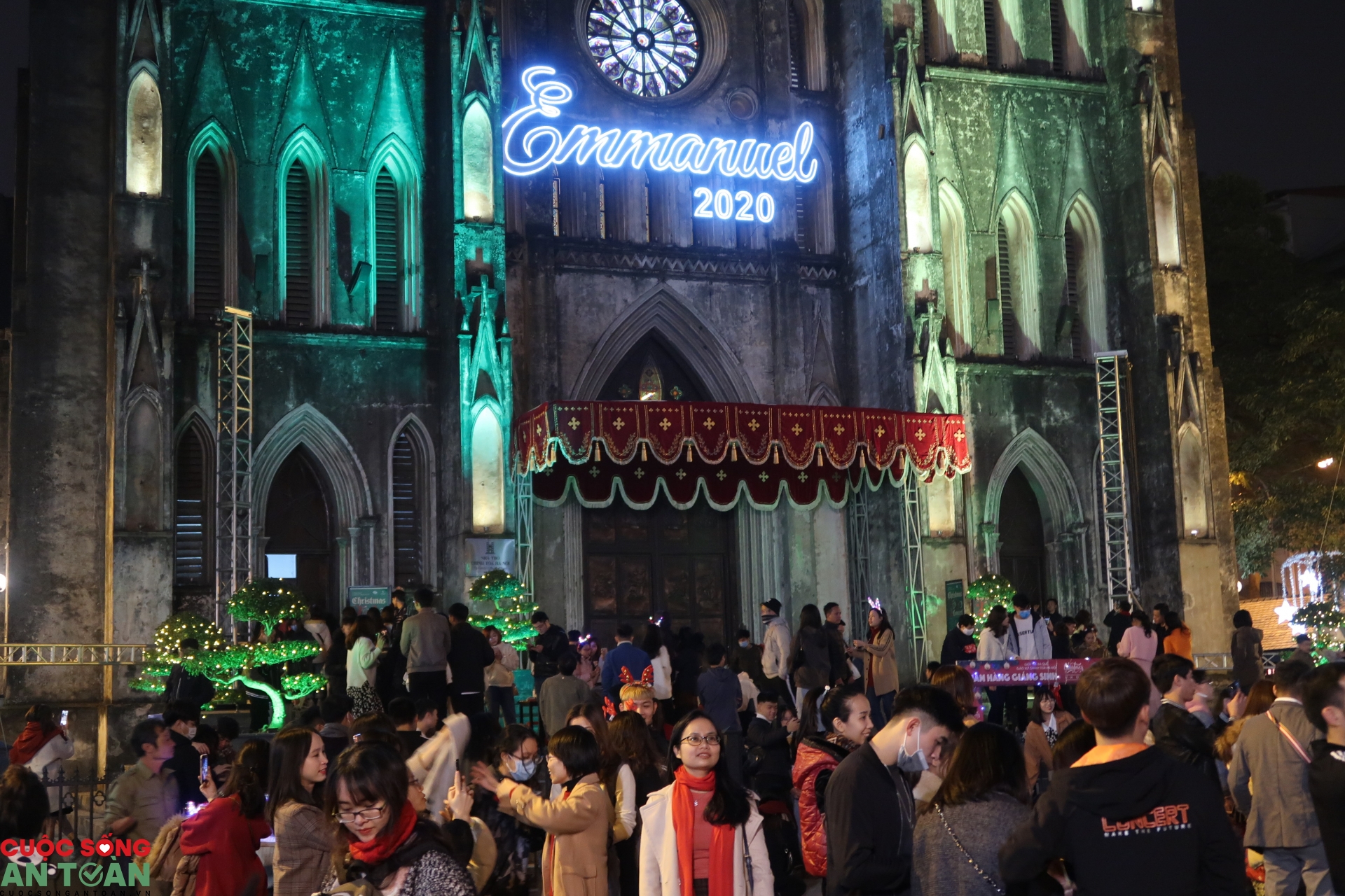 Giáng sinh mùa Covid: Không khí nhộn nhịp khắp đường phố Giáng sinh mùa Covid: Không khí nhộn nhịp khắp đường phố