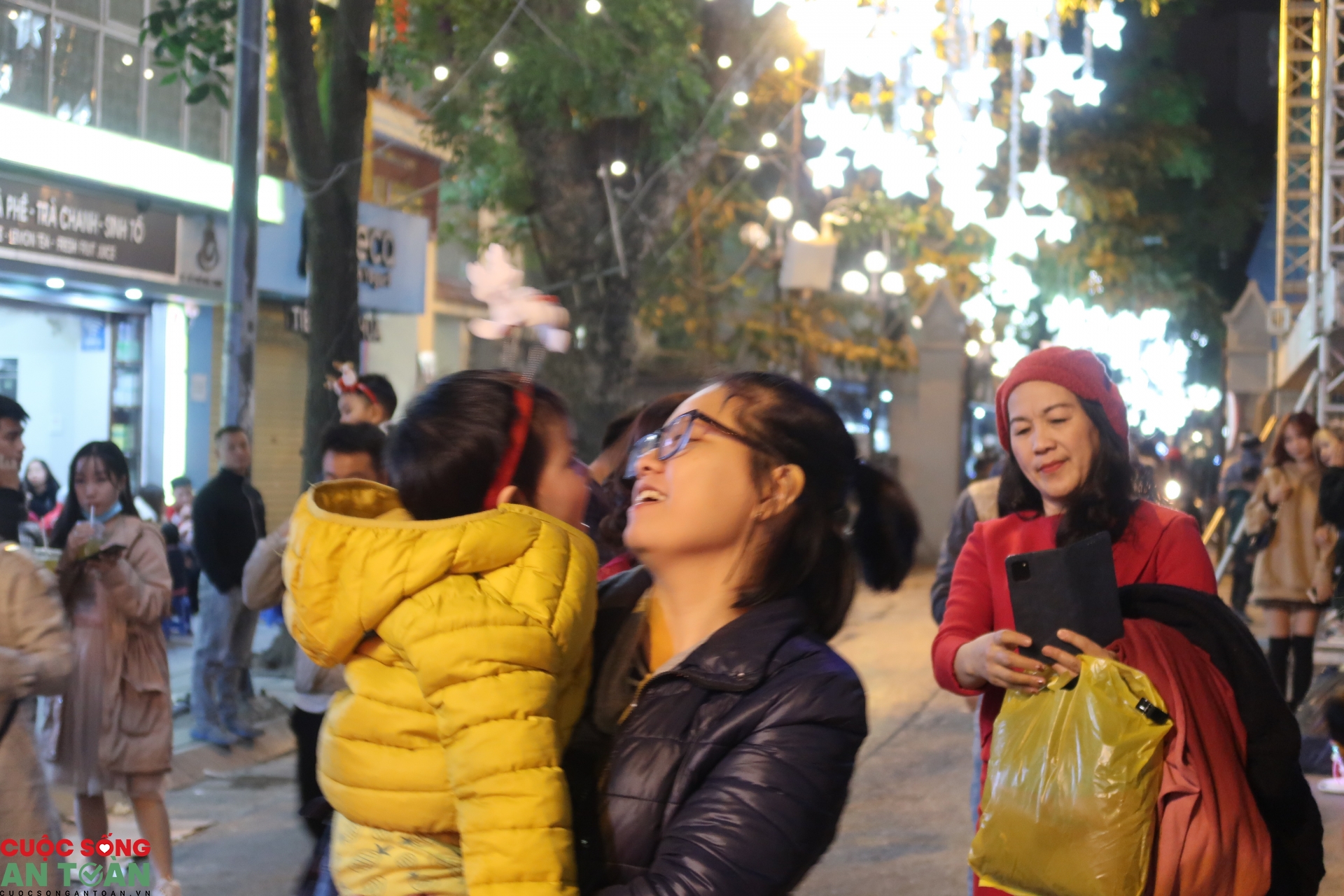 Giáng sinh mùa Covid: Không khí nhộn nhịp khắp đường phố Giáng sinh mùa Covid: Không khí nhộn nhịp khắp đường phố